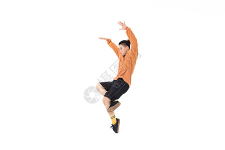 年轻街舞男生做跳跃动作图片