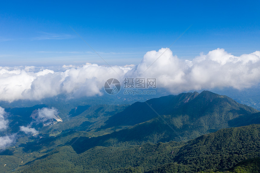 高山上的云雾航拍图片