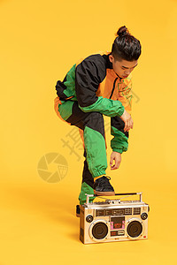 色彩街舞男生携带道具姿势图片