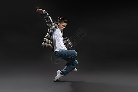 年轻男生跳街舞背景图片