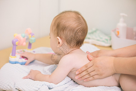 手托乳液可爱婴儿宝宝洗澡后擦身体乳液背景