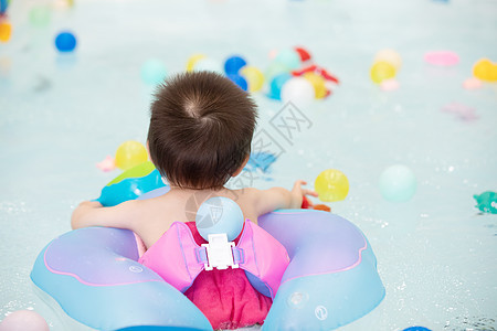 戴游泳圈游泳的宝宝背景图片