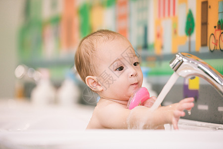 婴幼儿洗澡特写图片