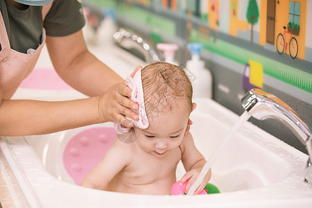 阿姨给婴幼儿洗澡擦干头发特写图片素材