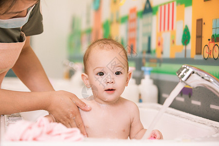 清洁阿姨阿姨给婴幼儿洗澡特写背景