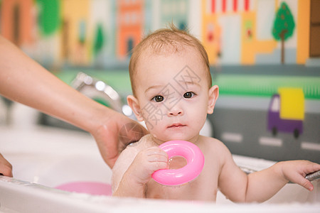 阿姨给婴幼儿洗澡特写图片