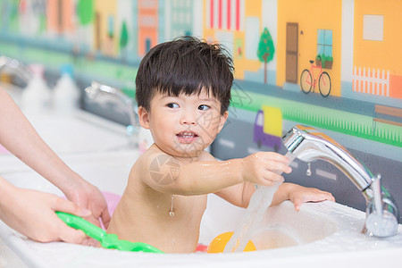 阿姨给婴幼儿洗澡特写图片