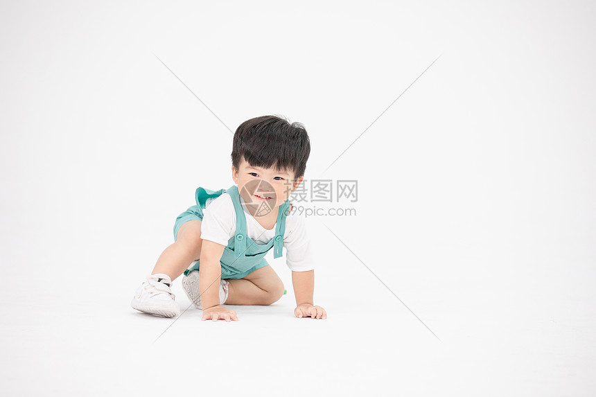幼儿宝宝坐地上玩耍图片