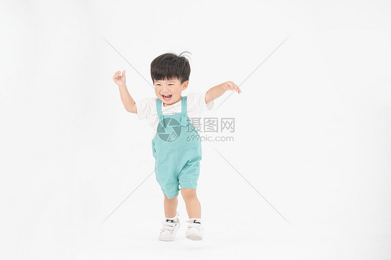 幼儿学习走路嬉戏玩耍图片