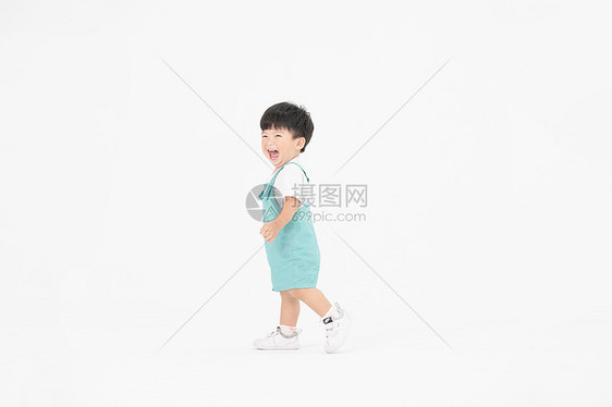 幼儿学习走路嬉戏玩耍图片