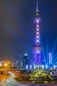 上海东方明珠下的车流夜景图片
