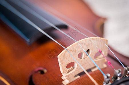 复古小提琴与乐谱图片