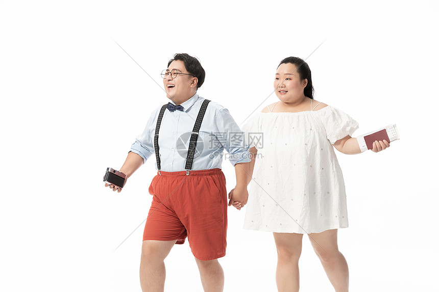 年轻肥胖情侣手拿护照一起牵手旅行