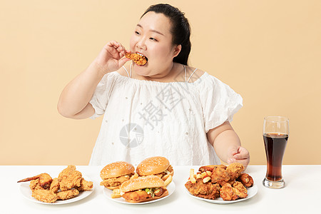 肥胖女生大口吃油炸鸡翅背景图片