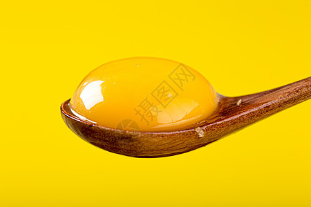木勺里的鸡蛋黄背景图片