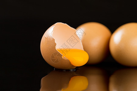 土鸡蛋特写拍摄鸡蛋卵流出背景
