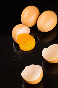 黑色背景拍摄散落的鸡蛋高清图片