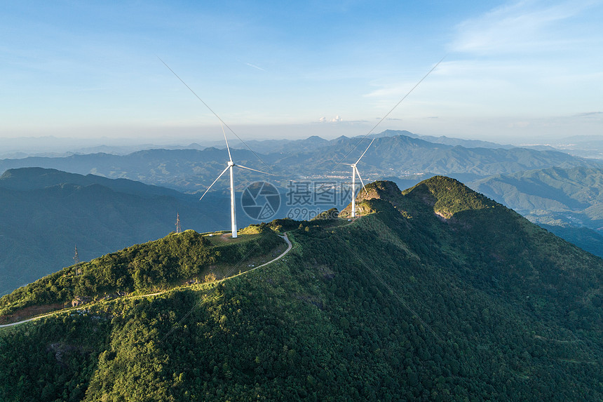 广东河源缺牙山风力发电机图片