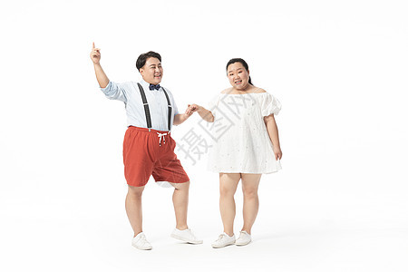 年轻肥胖情侣携手舞蹈图片