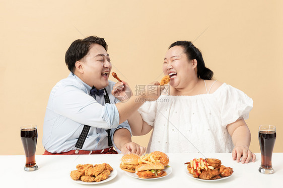 年轻肥胖情侣互相喂吃图片