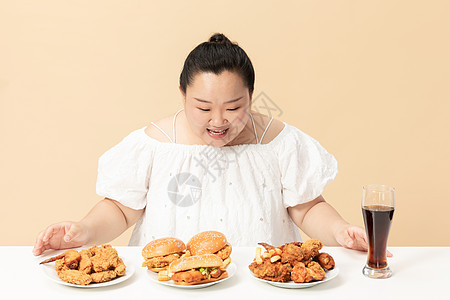 胖女生开心吃美食图片