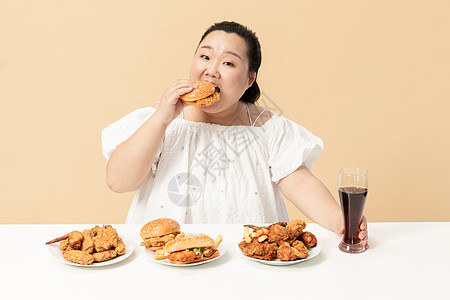 胖女生开心吃汉堡图片