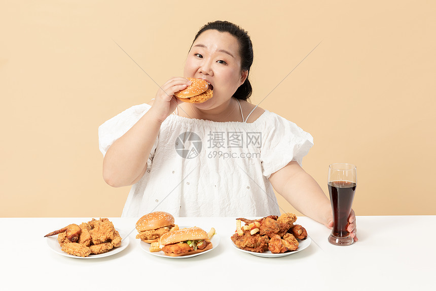 胖女生开心吃汉堡图片