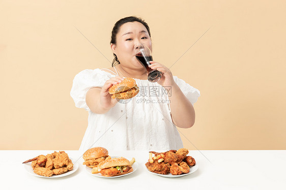 胖女生开心吃美食图片