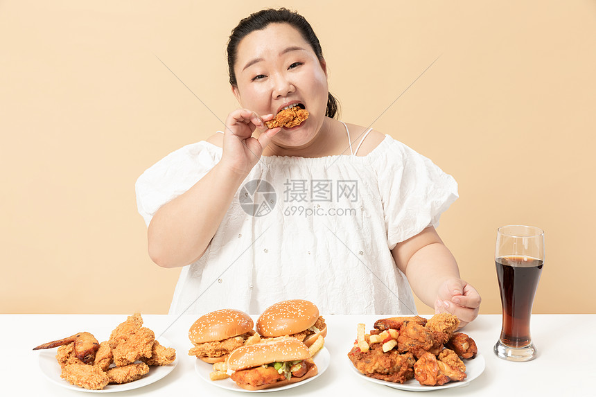胖女生开心吃鸡翅图片
