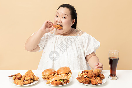 肥胖女胖女生开心吃美食背景