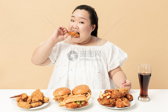 胖女生开心吃美食图片