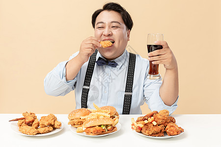 肥胖男生大口吃鸡块图片
