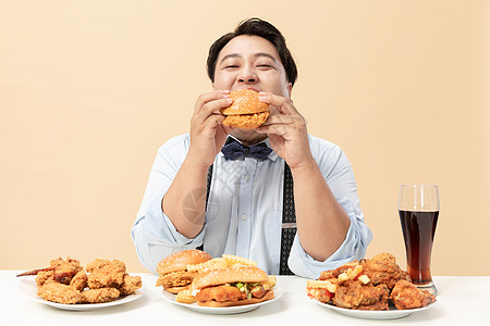 肥胖男生大口吃汉堡图片素材