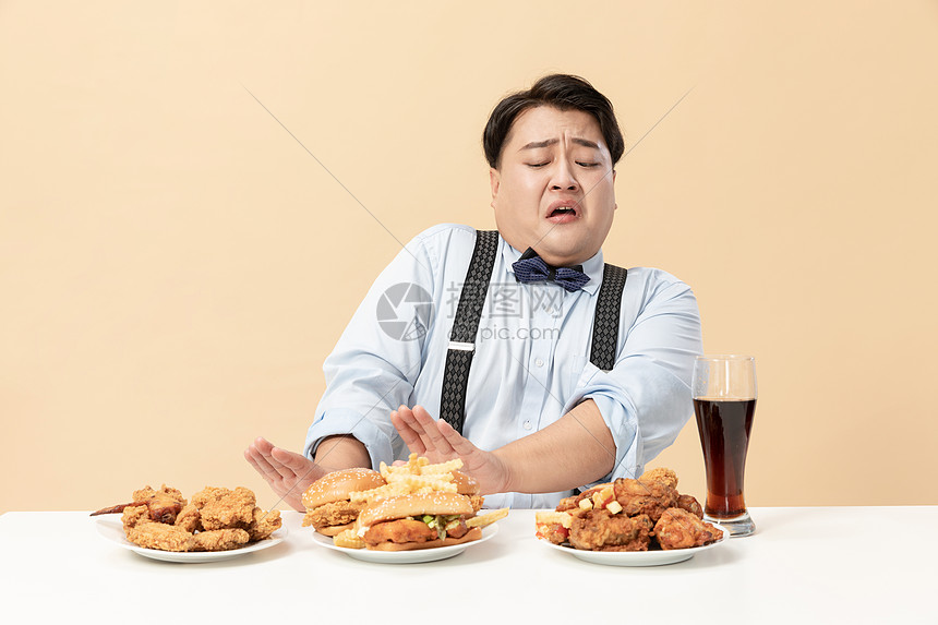 旁男生拒绝高热量食物
