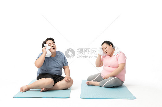 年轻肥胖男女运动疲惫休息图片