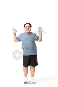 肥胖男士站在体重秤上开心表情图片