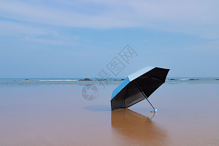 海边孤独的雨伞失落情绪背景图片