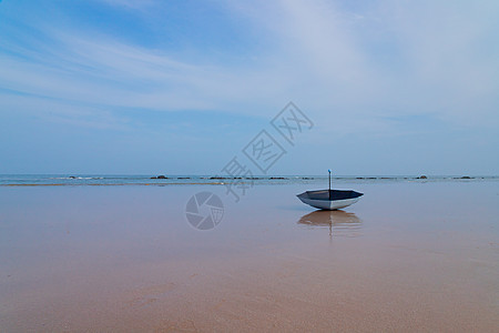 海边孤独的雨伞失落情绪背景图片
