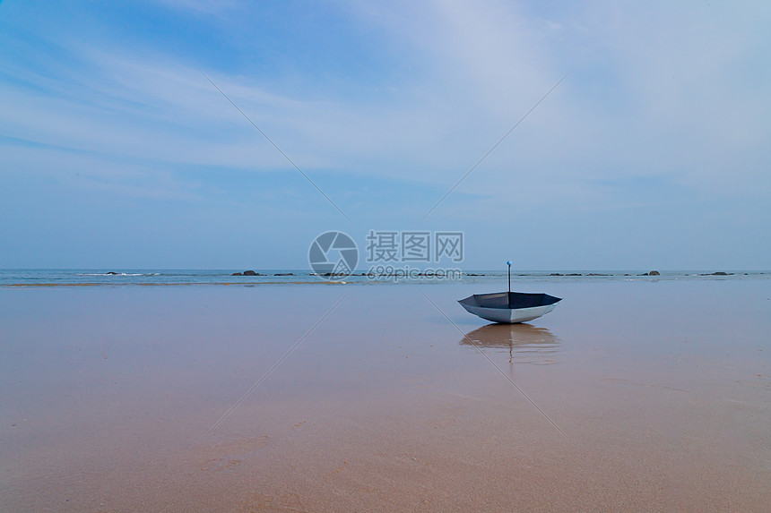 海边孤独的雨伞失落情绪图片