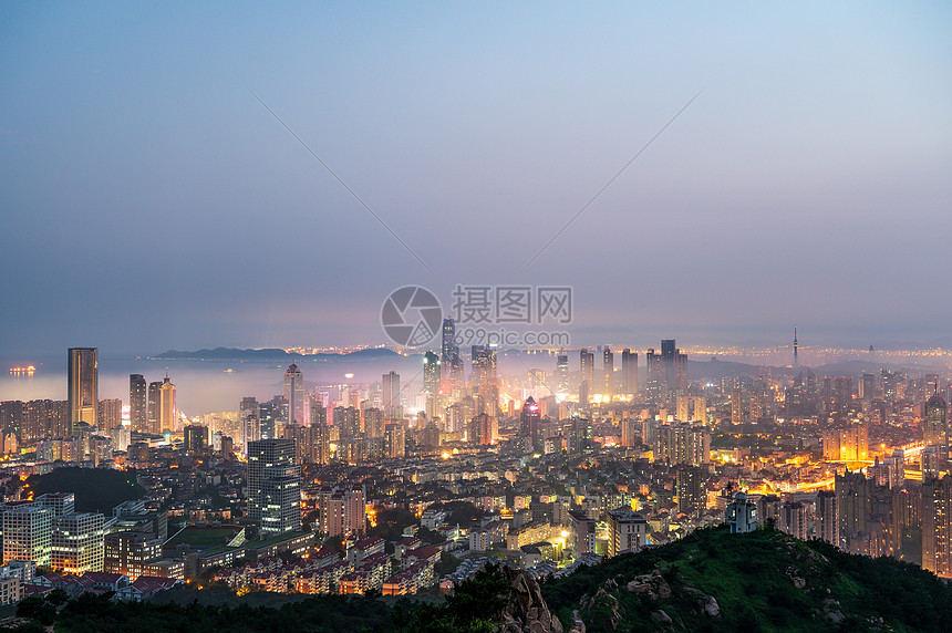 青岛平流雾城市夜景灯光秀图片