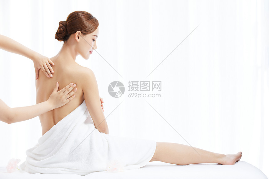 女性spa背部按摩图片