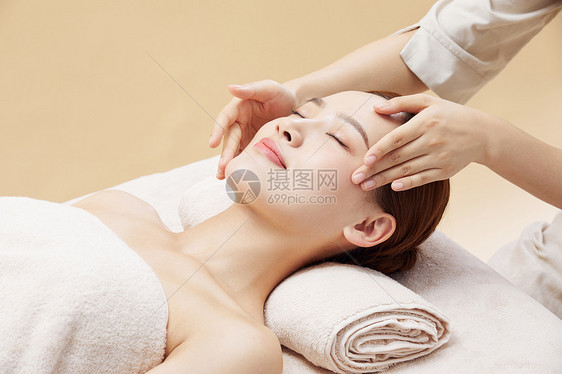 女性养生spa头部按摩图片