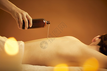 女性spa背部精油护理图片