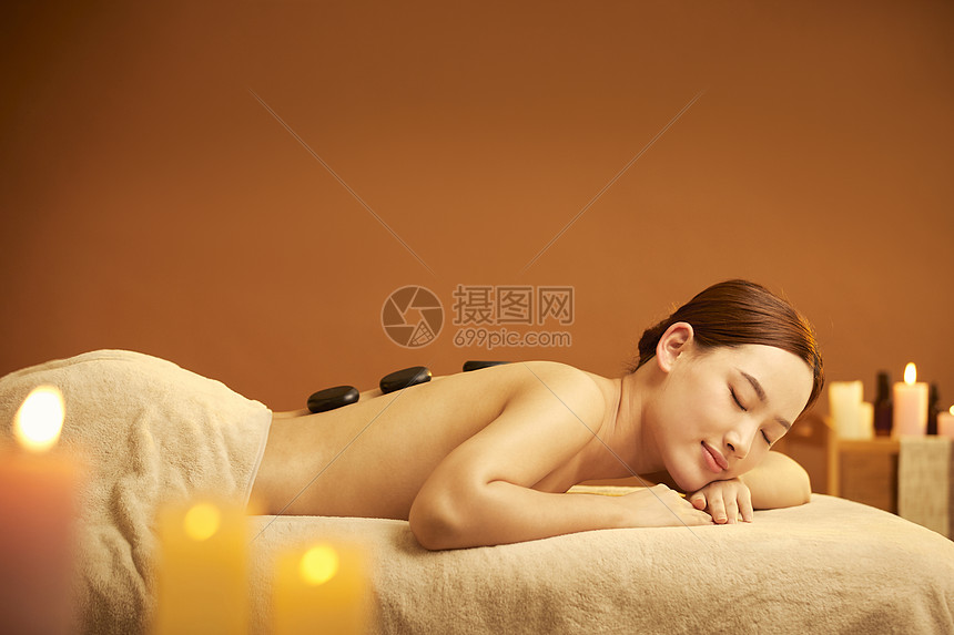 女性spa热石按摩图片