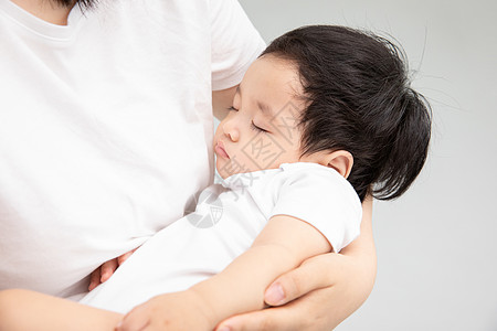 妈妈孩子睡觉年轻妈妈抱着熟睡的宝宝背景