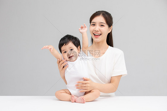 年轻妈妈和宝宝形象图片