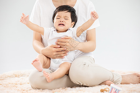 婴儿面条年轻妈妈带娃婴儿哭闹背景