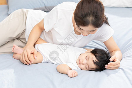 睡觉的女人妈妈陪伴熟睡的宝宝背景