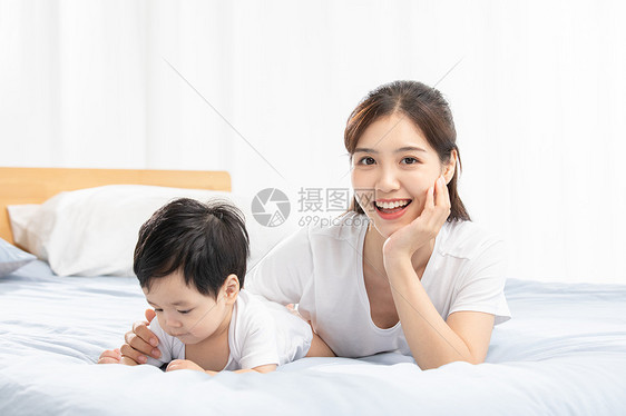 年轻妈妈在家带娃图片