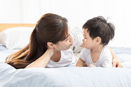 年轻妈妈在家带娃背景图片